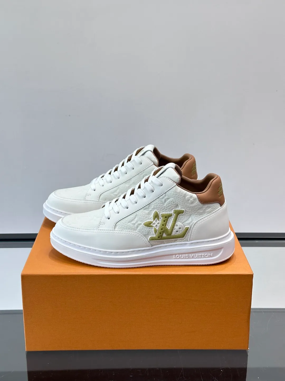 Men's shoes 💰p400 "＊OUIS ＊UITTO＊" Men's sports shoes, grained cow leather are low-key and recognizable. The rubber sole is thick and lightweight, the padded insole + technical lining make it super comfortable to wear! The main color with brown details is versatile and fashionable, and can be worn for daily leisure or business ~ LV embossing on the side of the shoe + brand logo on the sole, perfect details! size: 38-44 (45 customized)